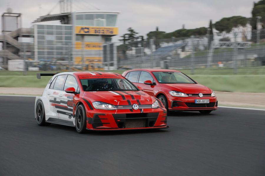  Volkswagen Golf GTI TCR (Typ 5G) 2018 года  (фото 18 из 39)